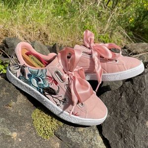 Pink Puma sneakers with bow.